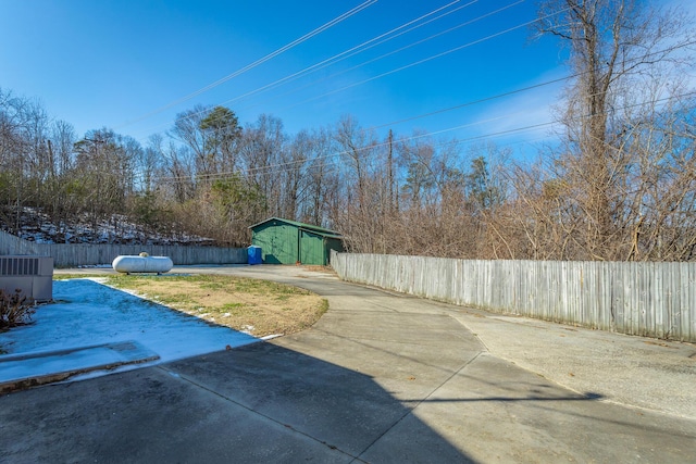 view of yard featuring an outdoor structure