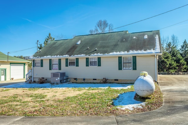 view of front facade with cooling unit and a front yard