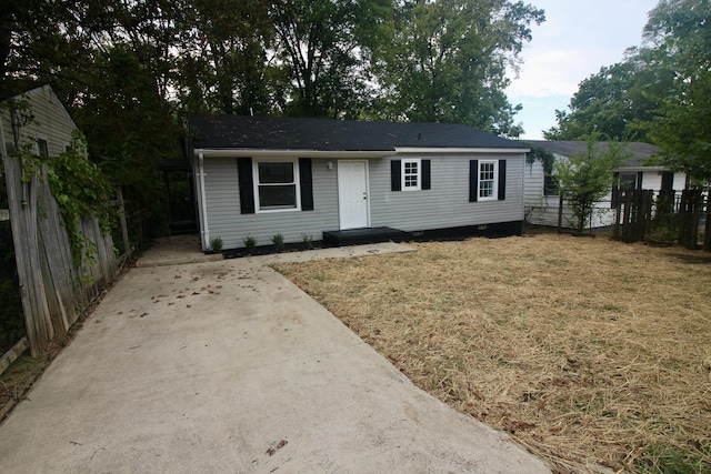 view of front of property with a front yard