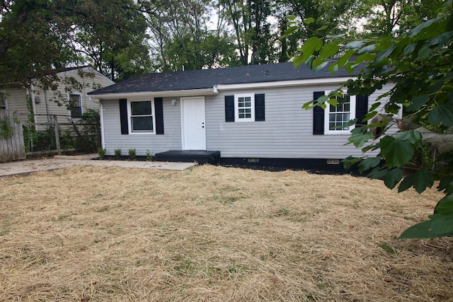 view of front of property featuring a front lawn