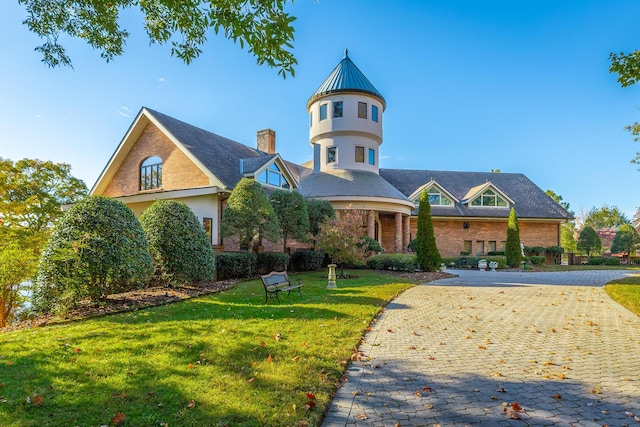 view of front of home featuring a front yard