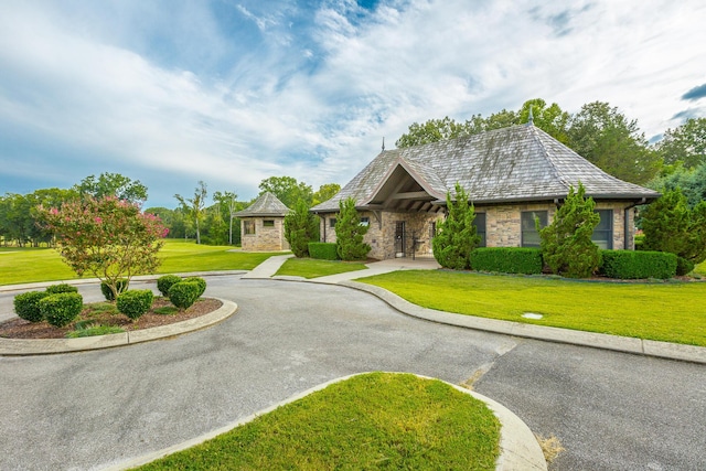 view of front of house featuring a front lawn