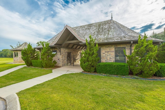 view of front of home with a front lawn