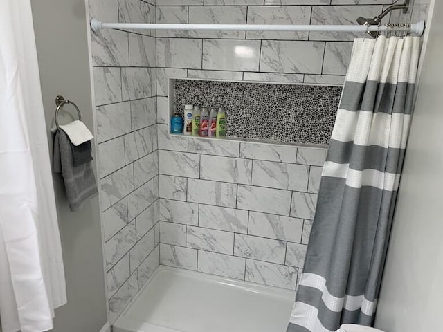 bathroom featuring a shower with shower curtain