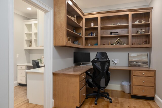 office area with recessed lighting, crown molding, light wood finished floors, baseboards, and built in study area