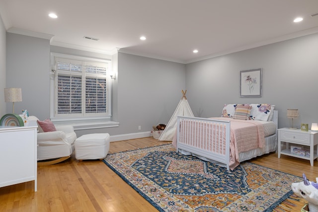 bedroom featuring visible vents, wood finished floors, recessed lighting, crown molding, and baseboards