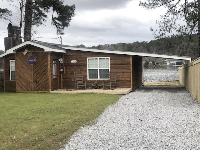 view of front of house featuring a carport and a front yard