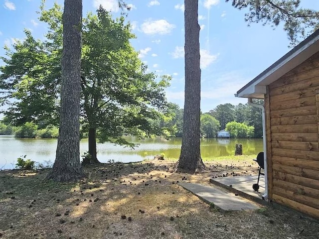 view of yard featuring a water view