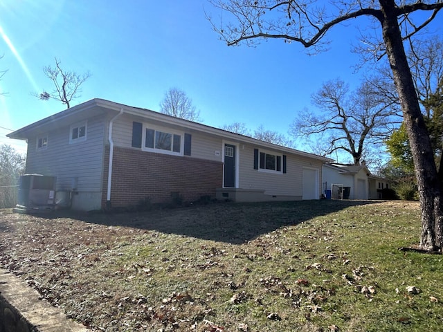 single story home with a front lawn