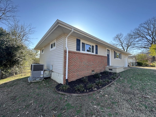 view of front of house featuring central AC unit and a front yard