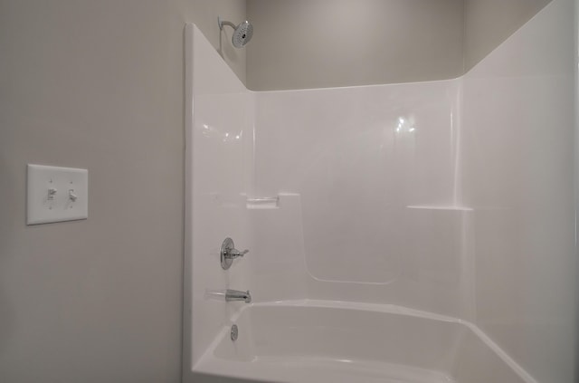 bathroom with tub / shower combination