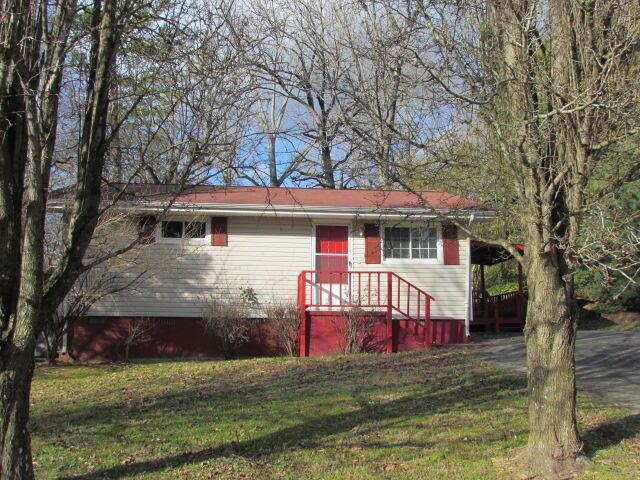 view of front of house featuring a front lawn