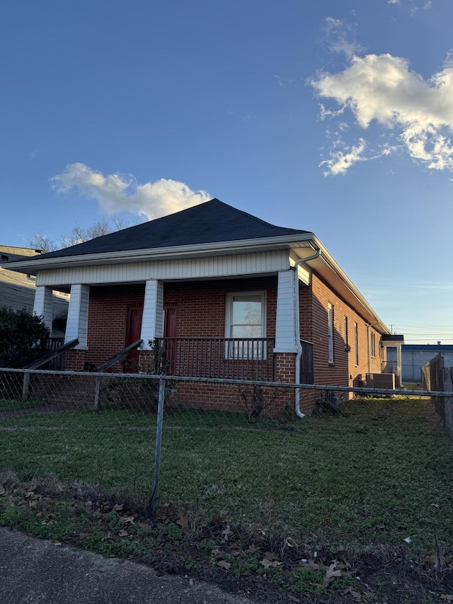 view of front of home featuring a front lawn