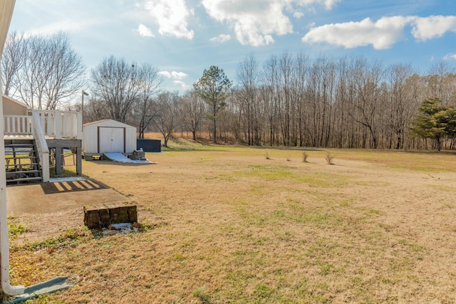 view of yard featuring a storage shed