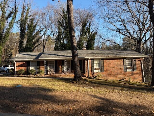 single story home featuring a front lawn