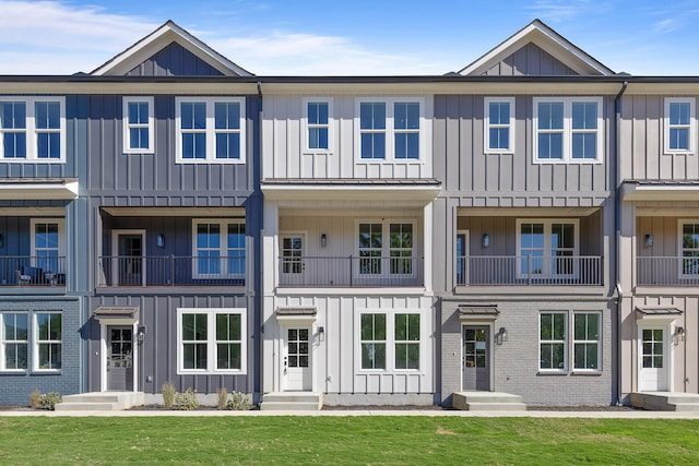 view of front facade featuring a front yard