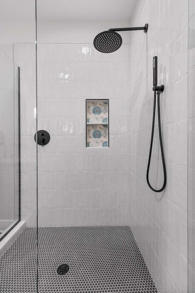 bathroom featuring tiled shower