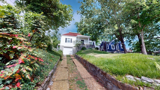 view of front facade featuring a garage