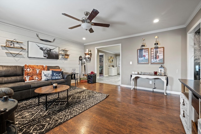 living area with baseboards, a ceiling fan, ornamental molding, wood finished floors, and recessed lighting