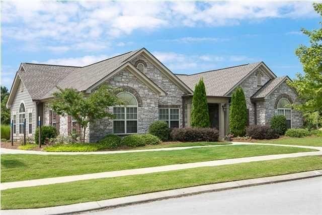 view of front of house featuring a front yard