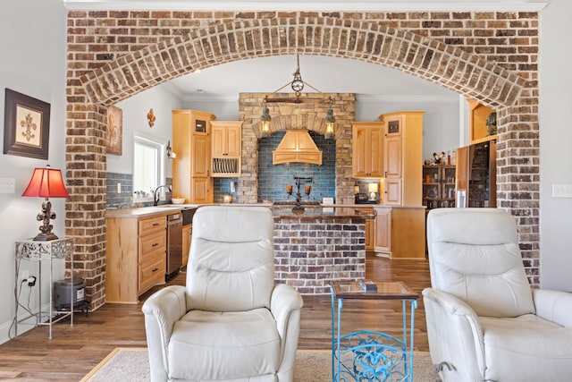 living room featuring wood-type flooring and crown molding