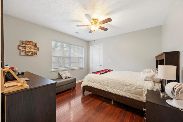 bedroom featuring a textured ceiling, dark hardwood / wood-style floors, and ceiling fan