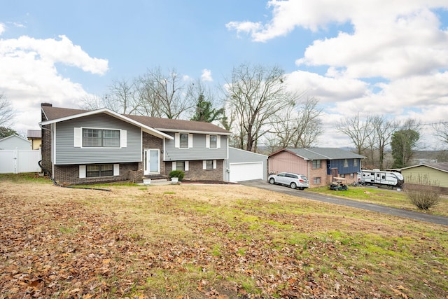 bi-level home featuring a front yard