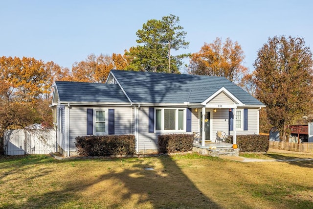 view of front of house featuring a front lawn