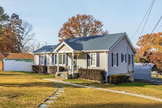 bungalow featuring a front lawn