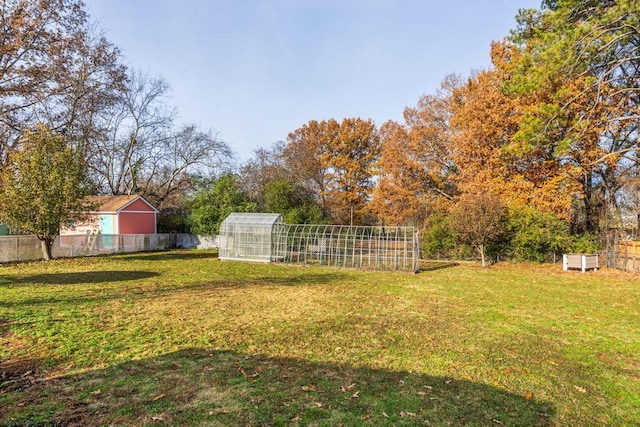 view of yard featuring an outdoor structure