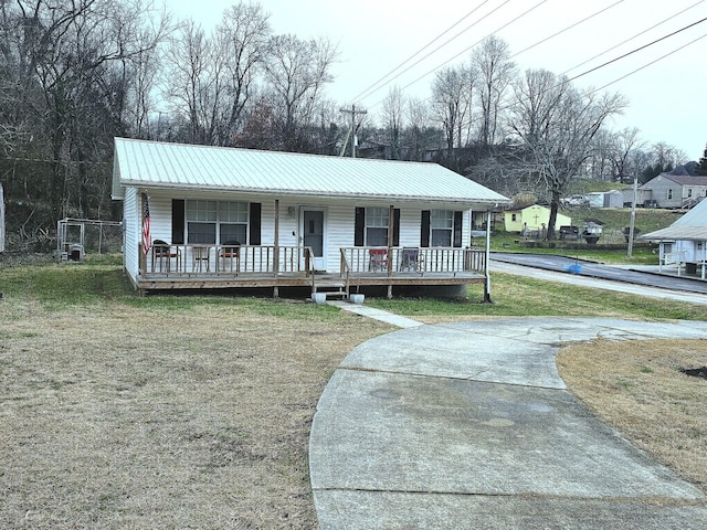 view of front of house featuring a front yard