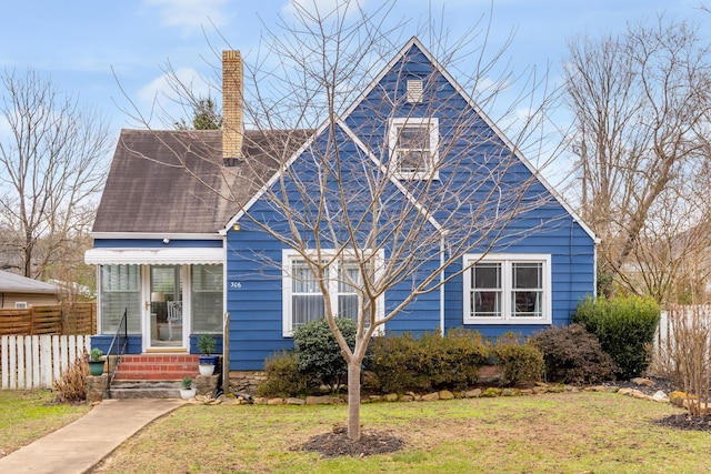 view of front of property featuring a front yard