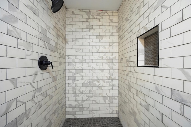 bathroom featuring a tile shower