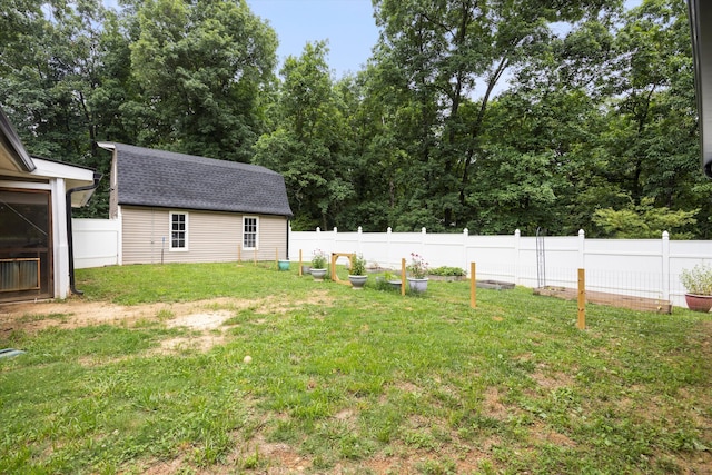 view of yard with an outdoor structure