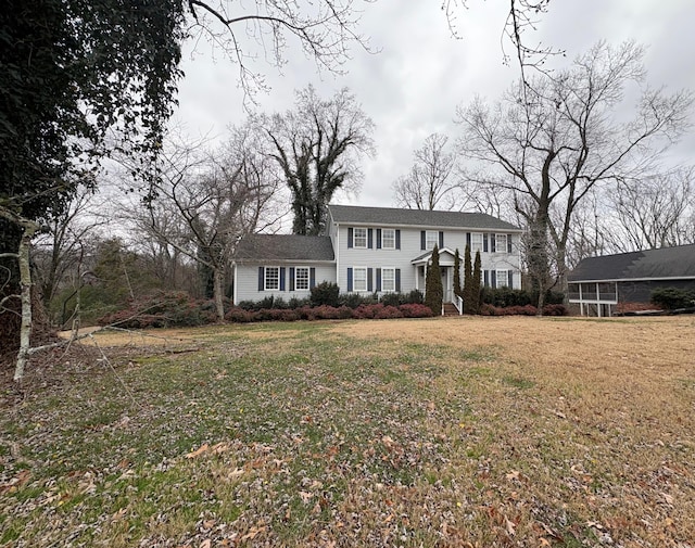 view of front of property featuring a front lawn