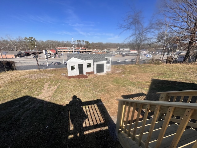 view of yard featuring an outbuilding