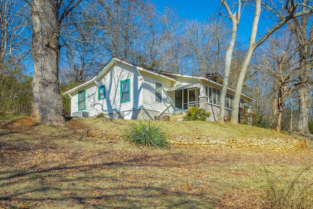 view of front of house featuring a front lawn