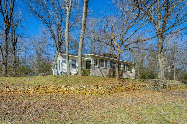 view of front of home featuring a front lawn