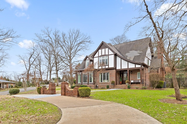 view of front facade with a front lawn