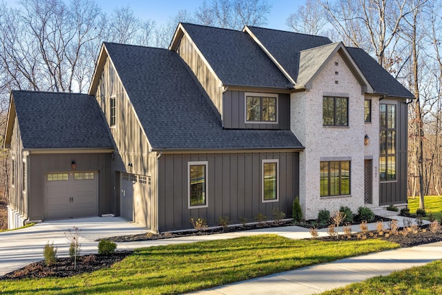 view of front facade featuring a front yard and a garage