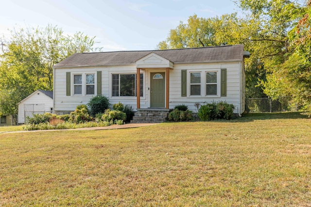 single story home with a front lawn