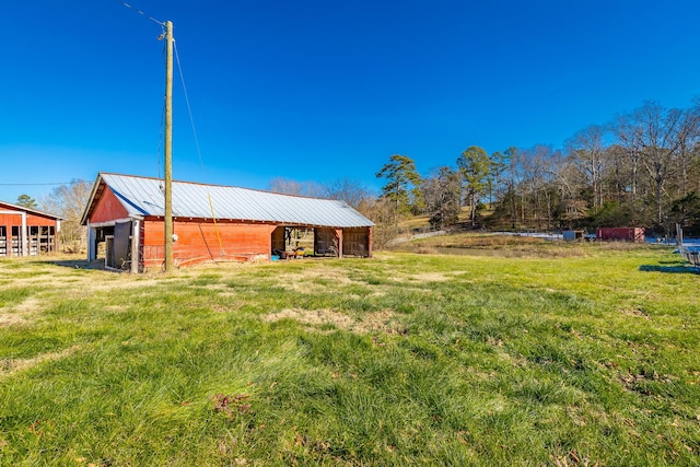 view of yard featuring an outbuilding