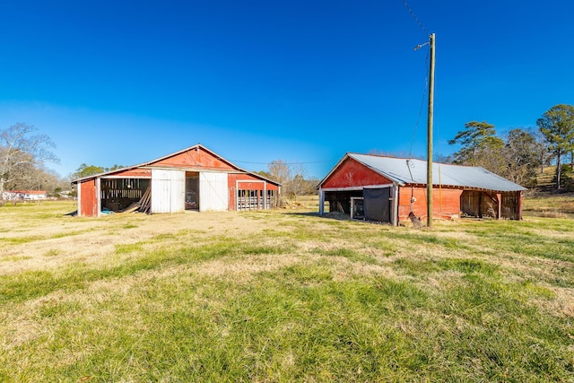 view of yard with an outbuilding