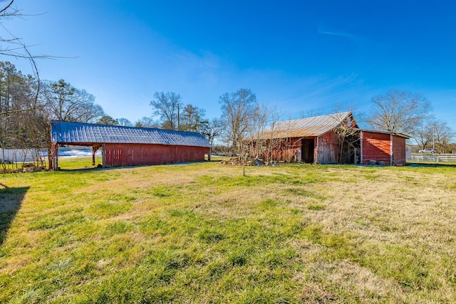 view of yard featuring an outbuilding