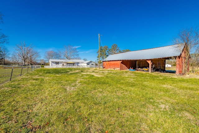 view of yard featuring an outdoor structure