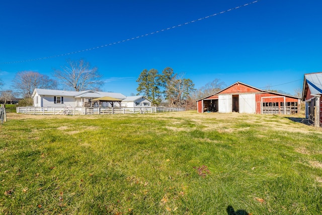 view of yard with an outdoor structure