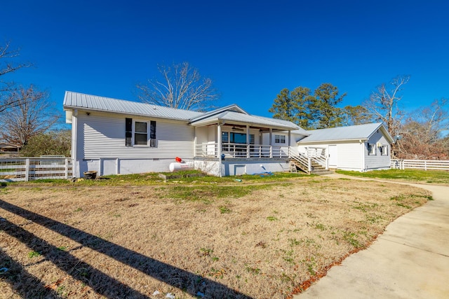 view of front of property featuring a front lawn and a porch