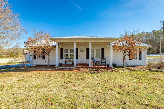 view of front facade featuring a porch and a front yard