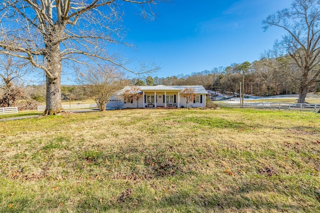 ranch-style house featuring a front yard