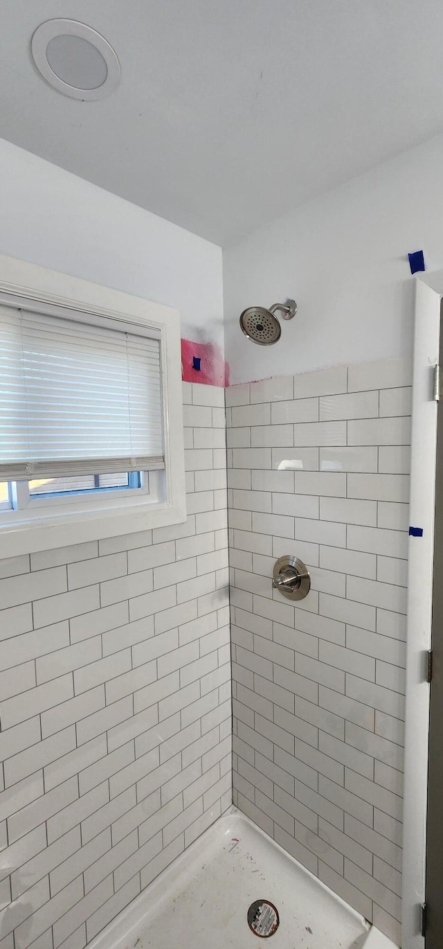 bathroom featuring a tile shower